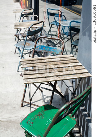 カフェの店の石畳の歩道に並べられた小さい木製のテーブルとパイプ椅子　ロンドン東のショーディッチの街並 136910061