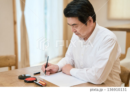 遺言書の内容を考えるアジア人シニア男性 136910131