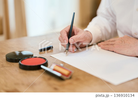 遺言書の内容を考えるアジア人シニア男性 136910134