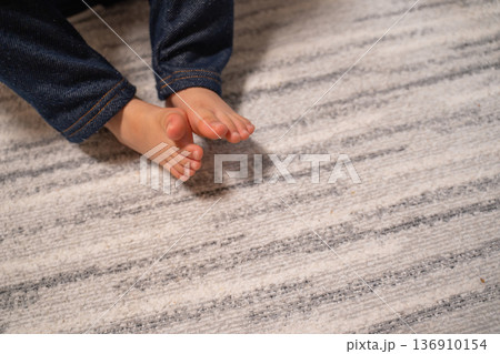 足がむずむずしている子供 136910154