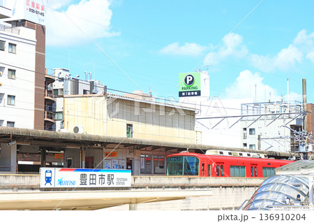 愛知県豊田市、名鉄豊田市駅に停車する電車の風景 愛知県豊田市、名鉄豊田市駅に停車する電車の風景 136910204