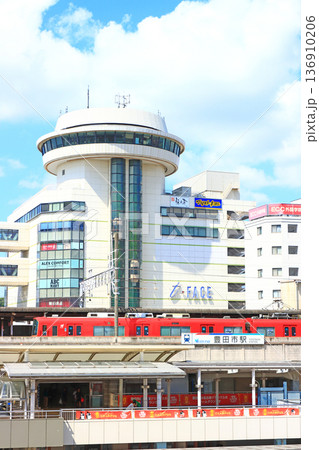 愛知県豊田市、名鉄豊田市駅に停車する電車の風景 愛知県豊田市、名鉄豊田市駅に停車する電車の風景 136910206