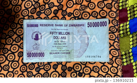 ジンバブエ5000万ドル紙幣のクローズアップ写真 旅行観光向け金融コンセプト素材 136910215
