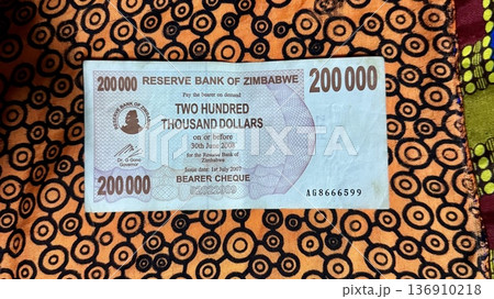ジンバブエ20万ドル紙幣のクローズアップ写真 旅行観光向け金融コンセプト素材 136910218