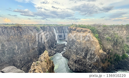 ジンバブエ側から見たザンビア側ビクトリアフォール全景 晴天の観光旅行向け背景素材 136910220