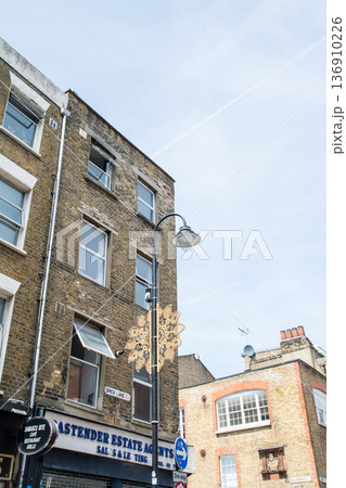 明るい日差しの下のレンガ造りの歴史的な建物が並ぶ街並み　ロンドン東のショーディッチにて 136910226