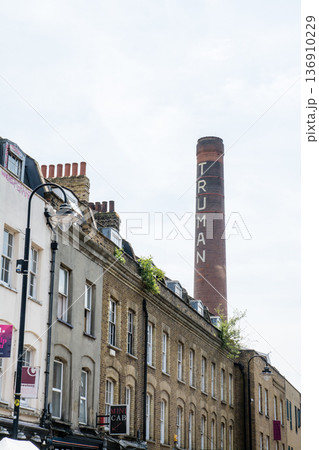 明るい日差しの下のレンガ造りの歴史的な建物が並ぶ街並み ロンドン東のショーディッチにて 明るい日差しの下のレンガ造りの歴史的な建物が並ぶ街並み ロンドン東のショーディッチにて 136910229