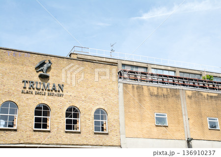 明るい日差しの下のレンガ造りの歴史的な建物が並ぶ街並み　ロンドン東のショーディッチにて 136910237