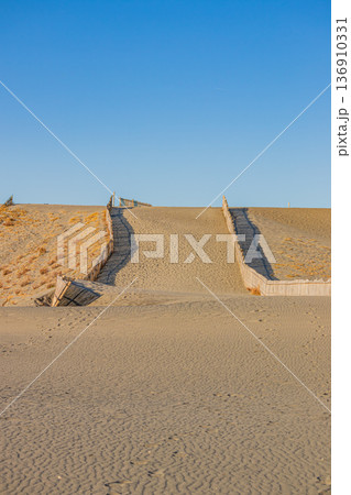 浜松市の中田島砂丘の風景(静岡県) 136910331