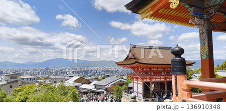 清水寺の西門から仁王門そして京都市を臨む 136910348