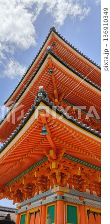 清水寺の三重塔の南東側に見える龍神の鬼瓦 136910349