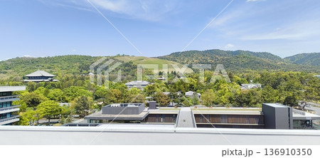 奈良県庁屋上庭園から若草山を臨む 136910350