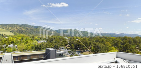 奈良県庁屋上庭園から奈良国立博物館を臨む 奈良県庁屋上庭園から奈良国立博物館を臨む 136910351