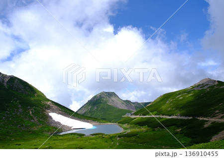 夏の乗鞍岳 山上湖と残雪、山小屋のある高原風景（岐阜県・北アルプス） 136910455