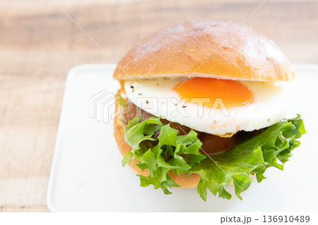 おいしいサニーサイドアップテリヤキバーガー おいしいサニーサイドアップテリヤキバーガー 136910489