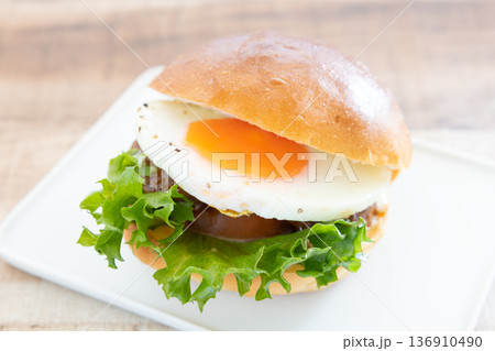おいしいサニーサイドアップテリヤキバーガー おいしいサニーサイドアップテリヤキバーガー 136910490