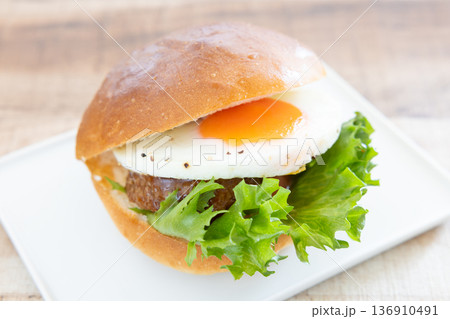 おいしいサニーサイドアップテリヤキバーガー おいしいサニーサイドアップテリヤキバーガー 136910491