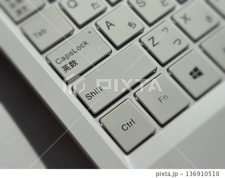 キーボードのShiftキー キーボードのShiftキー 136910518