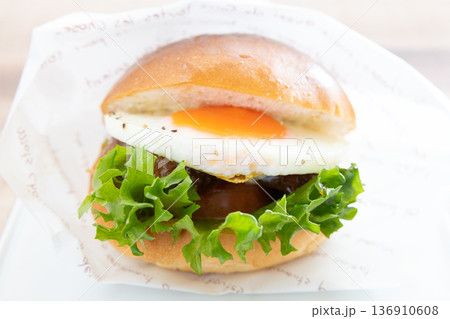 おいしいサニーサイドアップテリヤキバーガー 136910608