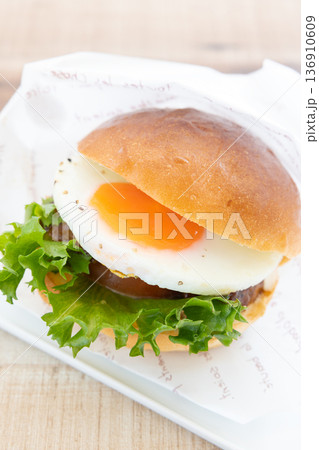 おいしいサニーサイドアップテリヤキバーガー おいしいサニーサイドアップテリヤキバーガー 136910609