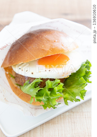 おいしいサニーサイドアップテリヤキバーガー おいしいサニーサイドアップテリヤキバーガー 136910610