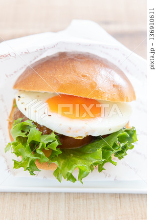 おいしいサニーサイドアップテリヤキバーガー 136910611