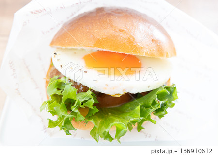 おいしいサニーサイドアップテリヤキバーガー おいしいサニーサイドアップテリヤキバーガー 136910612