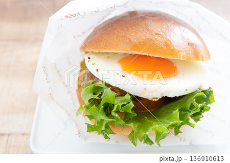 おいしいサニーサイドアップテリヤキバーガー 136910613