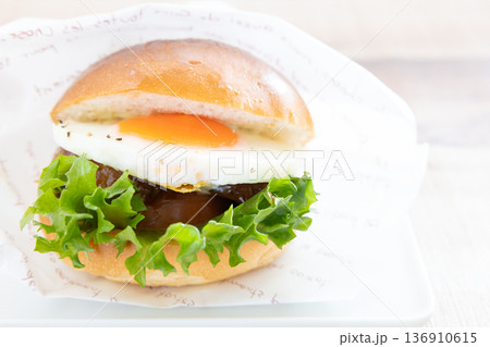 おいしいサニーサイドアップテリヤキバーガー 136910615