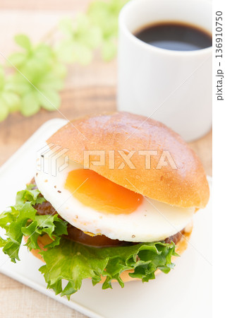 おいしいサニーサイドアップテリヤキバーガーとホットコーヒー おいしいサニーサイドアップテリヤキバーガーとホットコーヒー 136910750