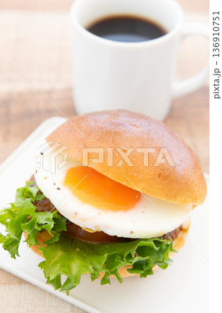 おいしいサニーサイドアップテリヤキバーガーとホットコーヒー 136910751