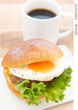 おいしいサニーサイドアップテリヤキバーガーとホットコーヒー おいしいサニーサイドアップテリヤキバーガーとホットコーヒー 136910753