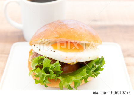 おいしいサニーサイドアップテリヤキバーガーとホットコーヒー おいしいサニーサイドアップテリヤキバーガーとホットコーヒー 136910758