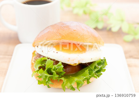 おいしいサニーサイドアップテリヤキバーガーとホットコーヒー おいしいサニーサイドアップテリヤキバーガーとホットコーヒー 136910759