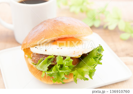 おいしいサニーサイドアップテリヤキバーガーとホットコーヒー 136910760