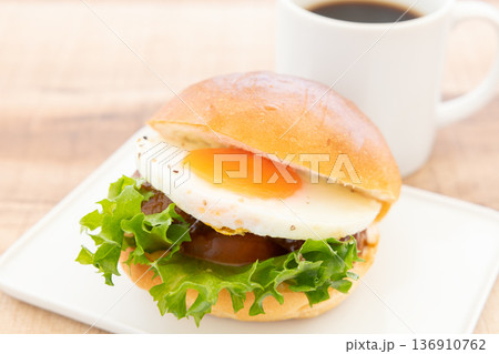 おいしいサニーサイドアップテリヤキバーガーとホットコーヒー おいしいサニーサイドアップテリヤキバーガーとホットコーヒー 136910762