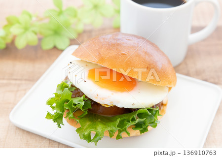 おいしいサニーサイドアップテリヤキバーガーとホットコーヒー おいしいサニーサイドアップテリヤキバーガーとホットコーヒー 136910763