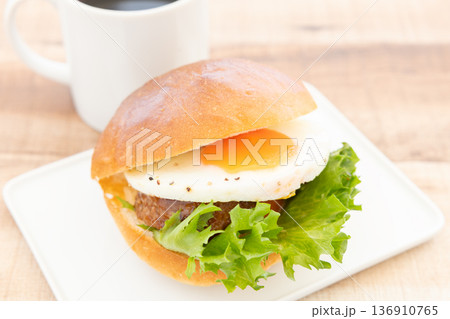 おいしいサニーサイドアップテリヤキバーガーとホットコーヒー 136910765