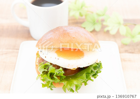 おいしいサニーサイドアップテリヤキバーガーとホットコーヒー 136910767