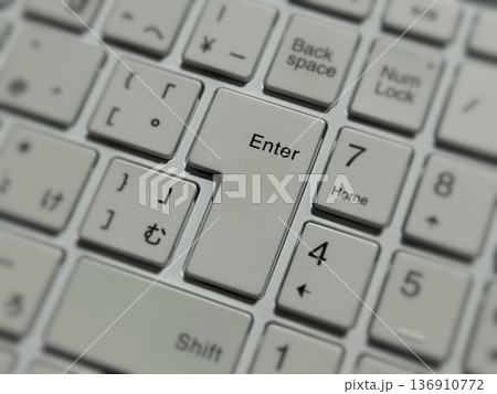 キーボードのEnterキー キーボードのEnterキー 136910772