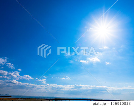 太陽と青い空 136910838