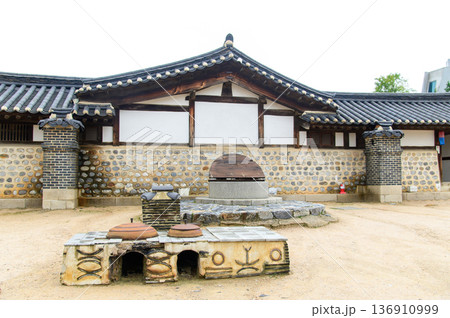 韓国ソウルにある南山韓屋村のとても美しい風景 韓国ソウルにある南山韓屋村のとても美しい風景 136910999