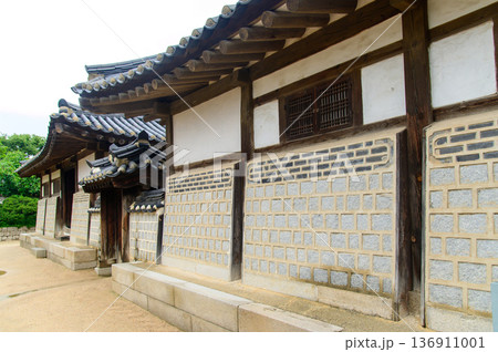 韓国ソウルにある南山韓屋村のとても美しい風景 韓国ソウルにある南山韓屋村のとても美しい風景 136911001