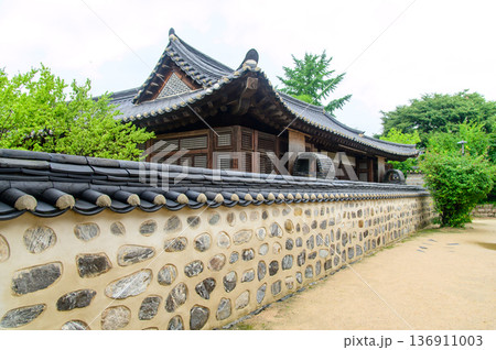 韓国ソウルにある南山韓屋村のとても美しい風景 韓国ソウルにある南山韓屋村のとても美しい風景 136911003