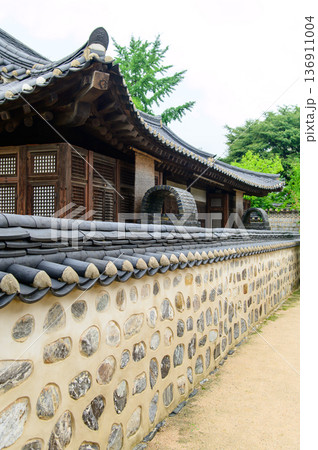 韓国ソウルにある南山韓屋村のとても美しい風景 韓国ソウルにある南山韓屋村のとても美しい風景 136911004