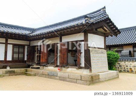 韓国ソウルにある南山韓屋村のとても美しい風景 韓国ソウルにある南山韓屋村のとても美しい風景 136911009
