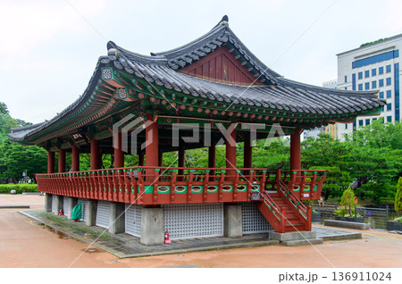 韓国ソウルにある南山韓屋村のとても美しい風景 韓国ソウルにある南山韓屋村のとても美しい風景 136911024