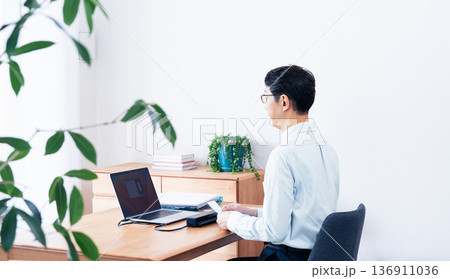 確定申告の準備をする男性の手元 136911036