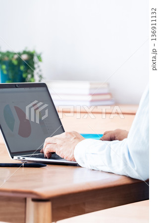 パソコンを操作するミドル男性の手元 パソコンを操作するミドル男性の手元 136911132