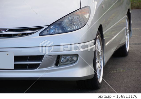 自動車イメージ　2代目トヨタエスティマのフロントマスク 136911176